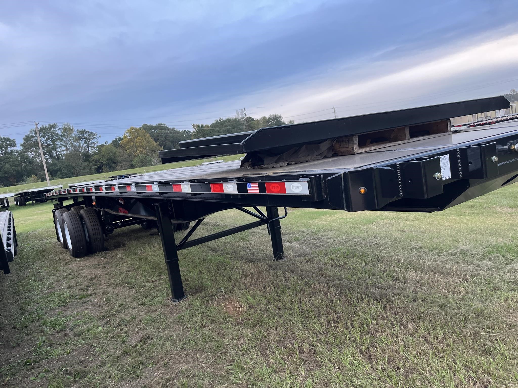 2025 DORSEY 36' STEEL FLATBED CLOSED TANDEM W/ FORKLIFT 9037304909 2025 DORSEY 36' STEEL FLATBED CLOSED TANDEM W/ FORKLIFT 9037304909