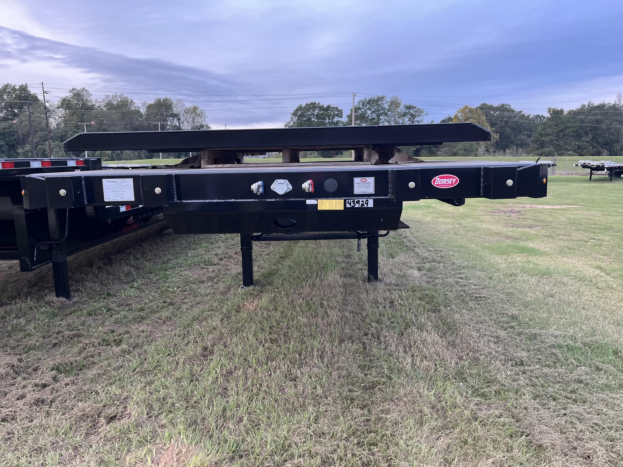 2025 DORSEY 36' STEEL FLATBED CLOSED TANDEM W/ FORKLIFT 9037304937 2025 DORSEY 36' STEEL FLATBED CLOSED TANDEM W/ FORKLIFT 9037304937