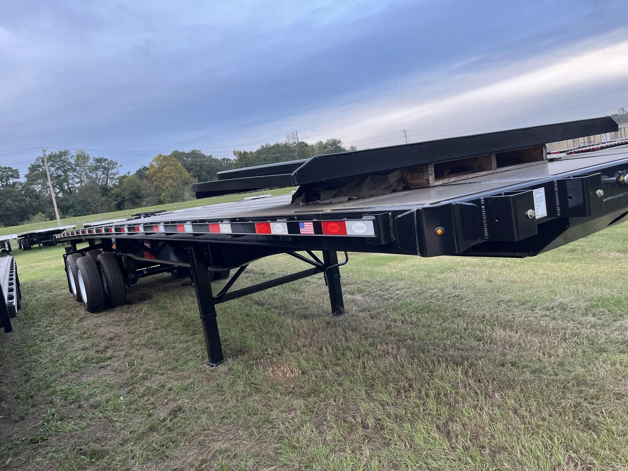 2027 DORSEY 36' STEEL FLATBED CLOSED TANDEM W/ FORKLIFT 2027 DORSEY 36' STEEL FLATBED CLOSED TANDEM W/ FORKLIFT - image 2 of 4