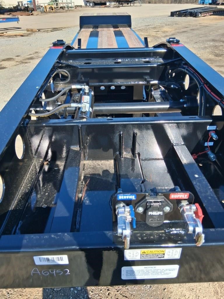 2027 FONTAINE RENEGADE 40-TON HYD. S-T-R-E-T-C-H 2027 FONTAINE RENEGADE 40-TON HYD. S-T-R-E-T-C-H - image 2 of 6