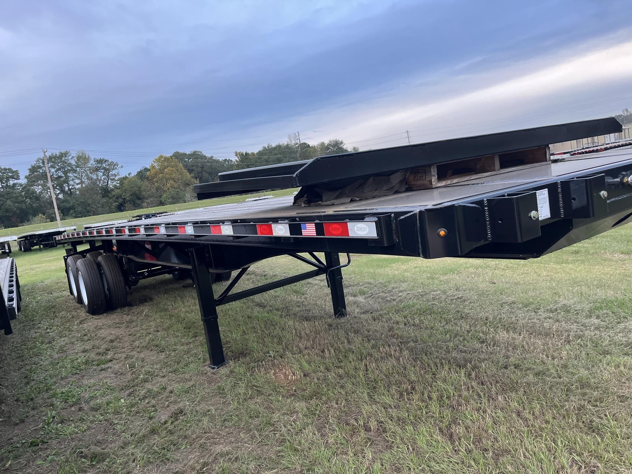 2027 DORSEY 36' STEEL FLATBED CLOSED TANDEM W/ FORKLIFT 2027 DORSEY 36' STEEL FLATBED CLOSED TANDEM W/ FORKLIFT - image 2 of 4